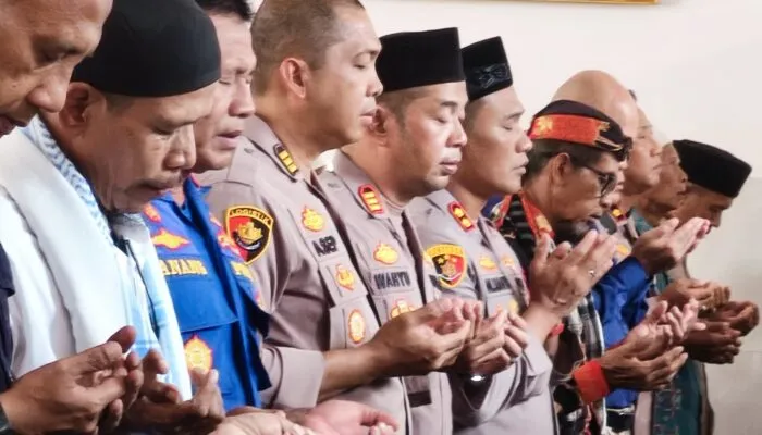 Kapolres Pangandaran Gelar Sholat Gaib untuk Polisi Gugur dalam Penggerebekan