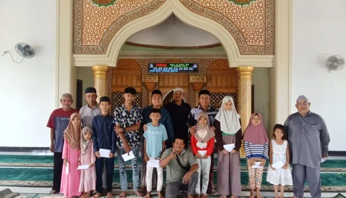 Kechik Gampong dan BKM Masjid Jamik Baitul Taqwa Santuni Anak Yatim di Pulo Ie