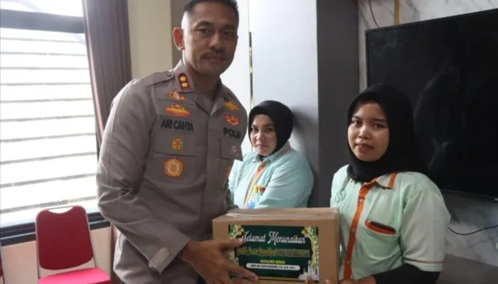 Kapolres Demak Berbagi Berkah Ramadhan, Salurkan Bansos untuk Cleaning Service