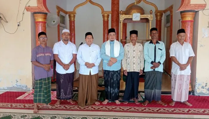 Jumat Berkah, Camat Darul Makmur Monitoring dan Jadi Imam Salat Jumat di Desa Alue Paton Brok