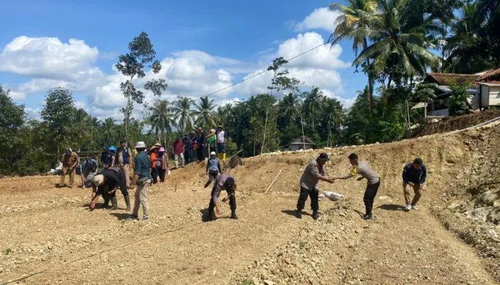 Polres Pangandaran Dampingi Penanaman Jagung Hibrida dan Pepaya California di Desa Karangbenda