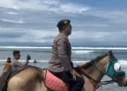 Patroli Berkuda Warnai Pantai Pangandaran, Polisi Himbau Wisatawan Jauhi Zona Terlarang