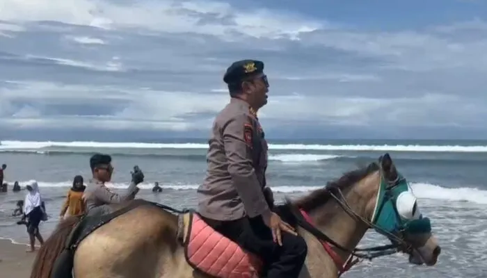 Patroli Berkuda Warnai Pantai Pangandaran, Polisi Himbau Wisatawan Jauhi Zona Terlarang