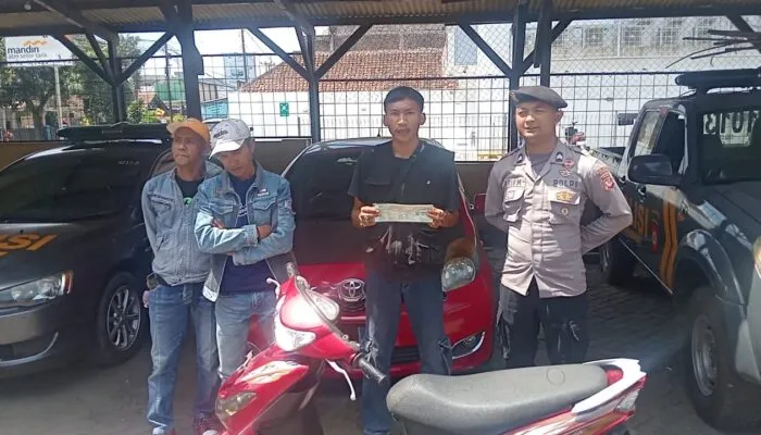 Polsek Limbangan serahkan motor temuan warga ke pemiliknya