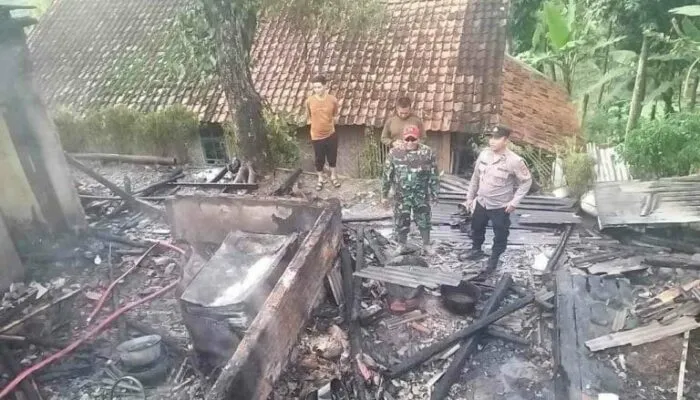 Rumah Panggung di Malangbong Ludes Terbakar, Kerugian Capai Rp150 Juta