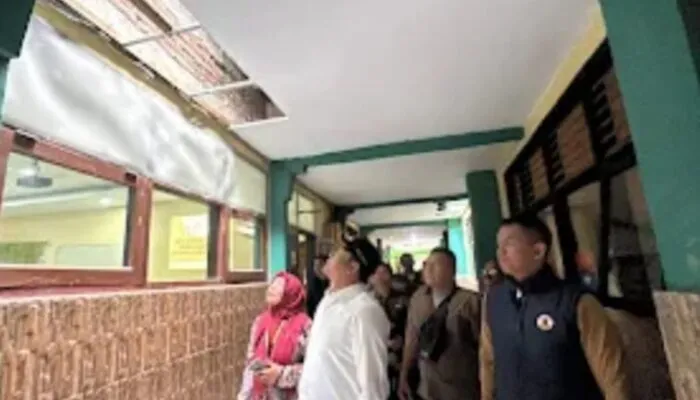 Bupati Sidoarjo H. Subandi Sidak ke SMPN 3 Porong Terkait Kerusakan Atap Kelas