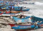 Badai Terjang Pantai Timur Pangandaran: Ratusan Perahu Nelayan Rusak, Fasilitas Wisata Porak-Poranda