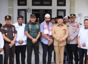 Bupati TRK Serahkan Cendera Mata Batu Giok kepada Gubernur Aceh