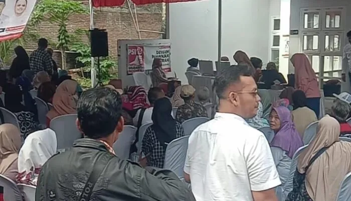 Mata Cerah Hati Sumringah: PSI Pangandaran Bagi-Bagi Kacamata Gratis Bareng Kaesang