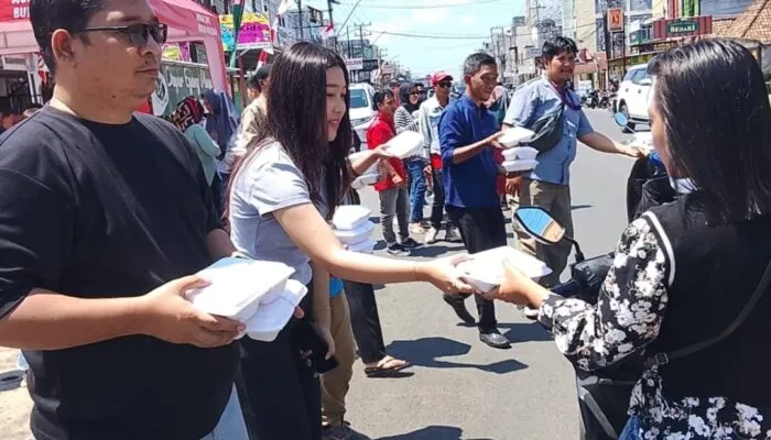 Keluarga Besar RCA Bagikan 1.100 Nasi Kotak, Tebar Keberkahan di Hari Jumat