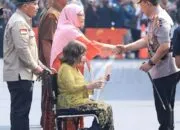 Kapolri Berikan Tali Asih kepada Keluarga Komjen (Purn) Moehammad Jasin dan Veteran Seroja
