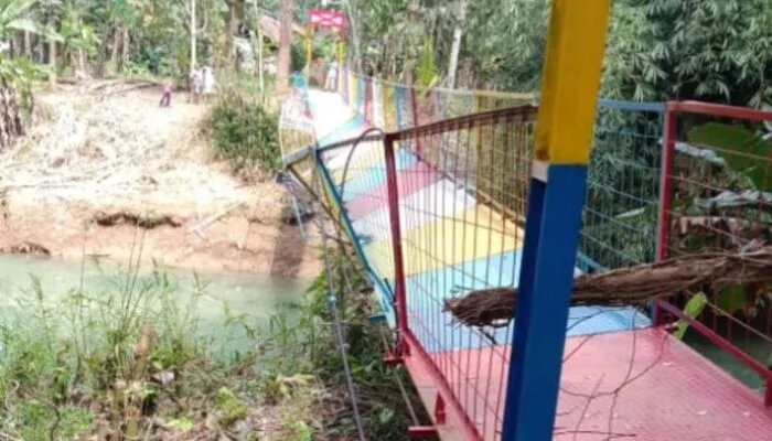 Baru Sebulan Dibangun, Jembatan Gantung di Pangandaran Ambruk, 8 Pelajar Terjatuh ke Sungai