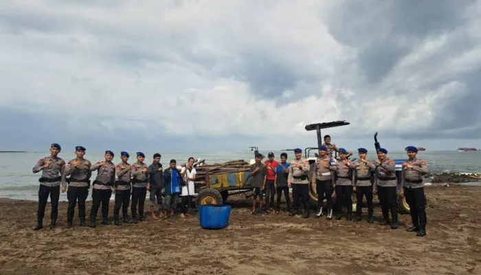 Polairud Polda Sulsel Amankan Operasi Ketupat dan Wujudkan Pantai Akkarena Lebih Bersih dan Nyaman