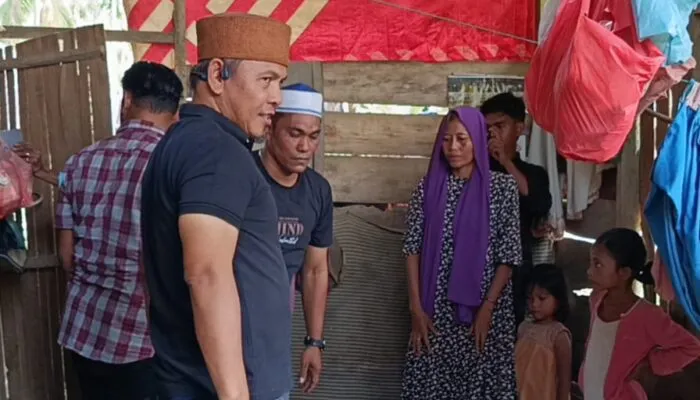 Tak Kuasa Menahan Air Mata, Kasat Intelkam Polres Aceh Timur Sambangi Warga Miskin di Darul Aman