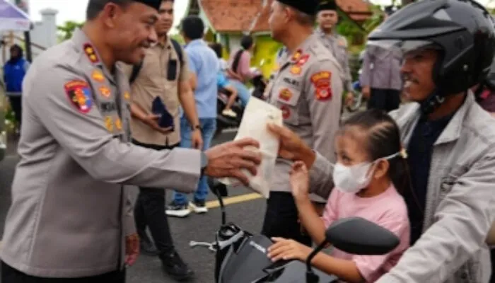 Berkah Ramadan, Polres Pangandaran Bagikan Takjil untuk Pengendara Tertib Lalu Lintas