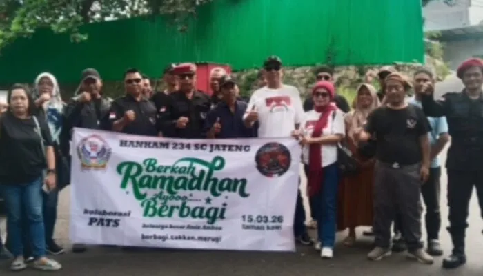 Aksi Berbagi Ramadan, Hankam 234 SC Jateng, PATS, dan Bolo Sewu Bagikan Takjil kepada Pengguna Jalan di Semarang