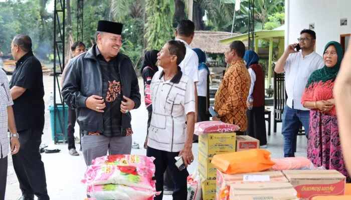 Bupati TRK Tinjau Korban Kebakaran di Darul Makmur, Salurkan Bantuan Masa Panik