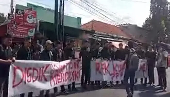 HMI Kuningan Demo di DPRD, Desak Tindak Lanjut Temuan BPK Disdikbud Kabupaten Kuningan