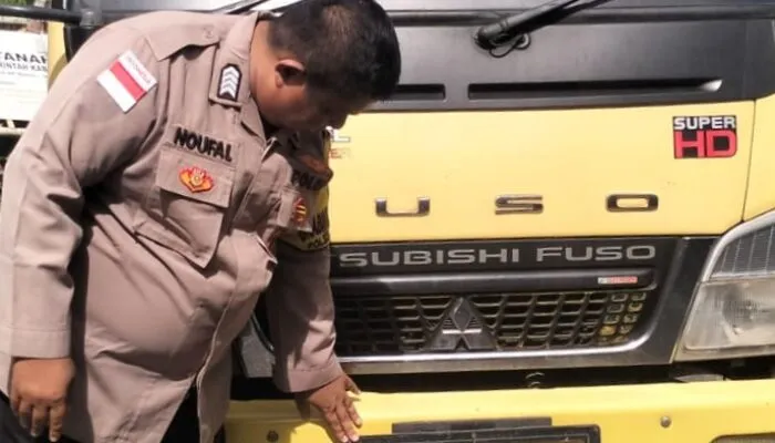 Truk Sawit Alami Laka Tunggal di Tadu Raya, Tabrak Pagar Sekolah dan Belasan Motor Siswa