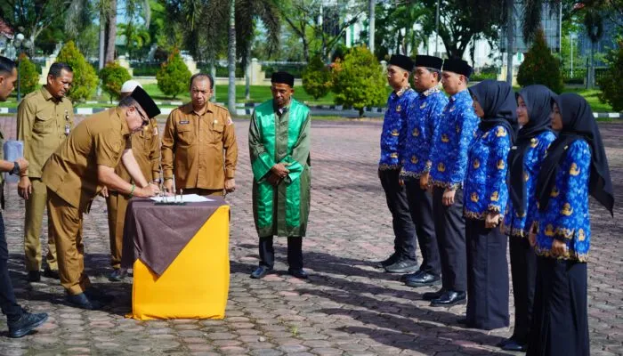 Bupati TR Keumangan Lantik 128 PNS, Tekankan Loyalitas dan Larangan Mutasi 10 Tahun