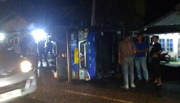 Truk Batu Bara Menuju PLTU 3-4 Terguling di Jalur Meulaboh–Nagan Raya, Warga Keluhkan Debu dan Truk Ugal-Ugalan