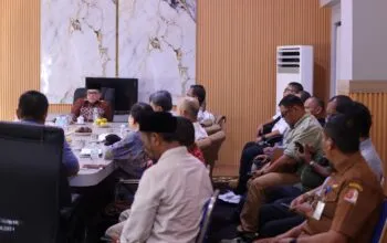 Bupati Nagan Raya Desak PMKS Naikkan Harga Sawit, TBS Petani Kembali Rp2.600 per Kilogram