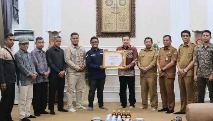 Bupati TRK Terima Anugerah Keterbukaan Informasi Publik 2025, Nagan Raya Raih Predikat Informatif