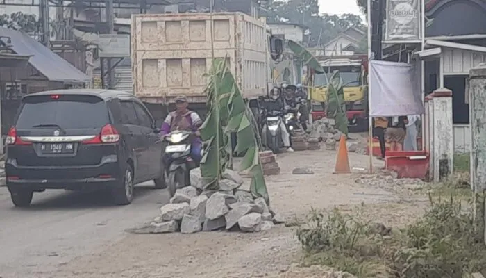 Warga desa Waringin putih bergas. Keluhkan Jalan Rusak Akibat Kendaraan Tambang, GRIB Jaya Siap Kawal Aspirasi masyarakat