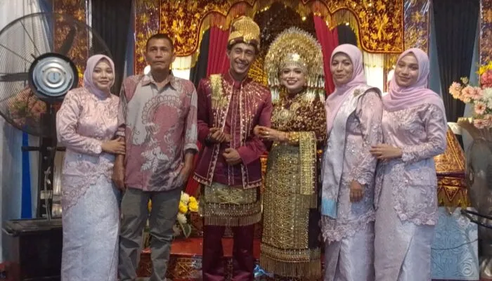 Pernikahan dan Khitanan Putra Digelar Serentak di Blangpidie, Keluarga Besar Kharma Hadis Undang Masyarakat Hadiri Resepsi