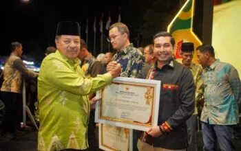 Penutupan Nagan Raya Fair 2026, Bupati TRK Serahkan Penghargaan kepada 22 Perusahaan