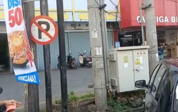 Juru Parkir Beroperasi di Bawah Rambu Larangan Parkir di Lubuklinggau Viral, Warganet Soroti Dugaan Pelanggaran.SK DI PERTANYAKAN