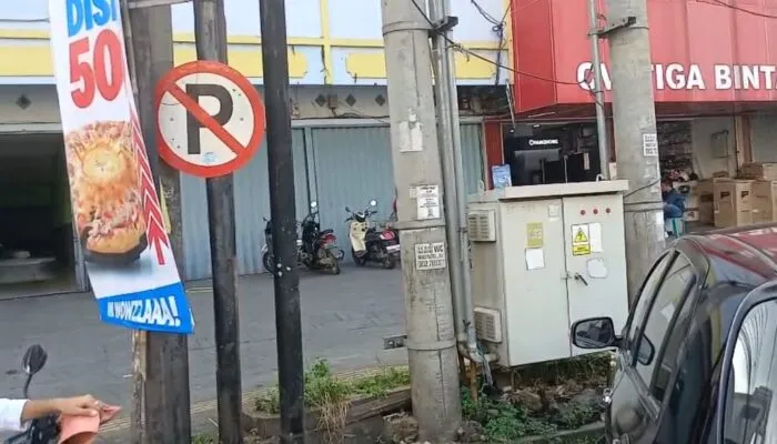 Juru Parkir Beroperasi di Bawah Rambu Larangan Parkir di Lubuklinggau Viral, Warganet Soroti Dugaan Pelanggaran.SK DI PERTANYAKAN