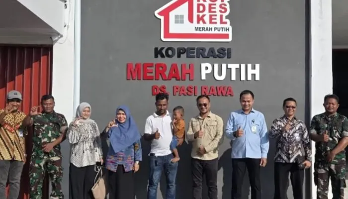Stafsus Menteri Koperasi Bersama Kadis Koperasi Aceh Tinjau Kesiapan Gerai KDKMP di Pidie
